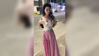 Gái dâm ra đường khoe vú cho mấy anh Ấn Độ xem