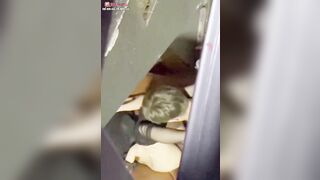 Vô tình bắt gặp cặp đôi địt nhau ở ngầm cầu thang