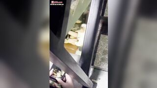 Vô tình bắt gặp cặp đôi địt nhau ở ngầm cầu thang