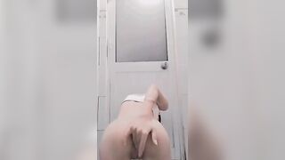 Đang móc thì mẹ mở cừa vào và cái kết