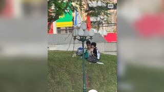 Hai bạn trẻ hú hí nhau ngay giữa ban ngày bị người dân quay được