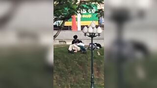 Hai bạn trẻ hú hí nhau ngay giữa ban ngày bị người dân quay được