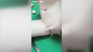 em gái nứng lồn thủ dâm trên bàn bida quán nhà người ta