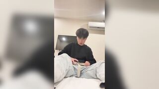 em trai mới lớn tranh thủ lúc bố mẹ đi vắng q.u.a.y tay cho các anh xem chơi