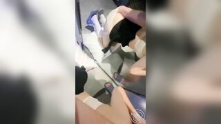 đây là cách anh trai giúp em gái bị ốm khi bố mẹ không có nhà