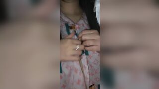 Chờ nhà ngủ hết mới dám thò tay qua cửa sổ móc bím em (1)
