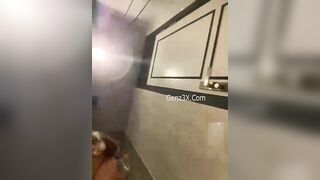 Show Hàng Trong Nhà Vệ Sinh Trên Du Thuyềnn