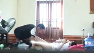 con e ms đi hc về là bị thg anh bắt nằm xuống để địt