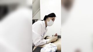 Bác sĩ lấy tinh trùng cho bệnh nhân