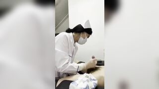 Bác sĩ lấy tinh trùng cho bệnh nhân