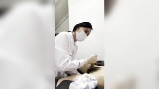 Bác sĩ lấy tinh trùng cho bệnh nhân