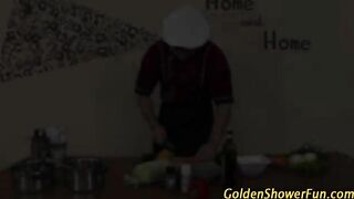 Gái xinh uống nước tiểu 3