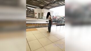 Hai em gái đi siêu thị public