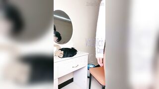 3 em gái livestream, ngồi lên bàn trang điểm, dùng toy chịch nhau chí chóe