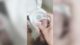Trai tân thủ dâm bắn không giữ cặc