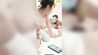 Hai em livestream chịch tập thể