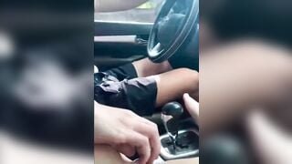 Vừa chạy xe vừa móc lồn em gái dâm đãng mới lớn