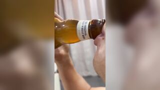 nhét cá viên chiên xong đổ bia vào lồn em gái lồn thâm