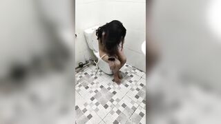 Em gái bị xuất trong vào nhà wc rửa r khóc lóc