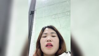 Em Emily lồn to thủ dâm trong tolet bắn nước tung tóe 2