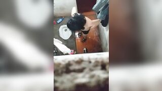 quay lén em hàng xóm đi tắm vú non mới nhú