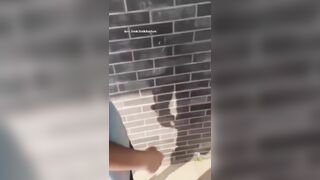 Cô giáo dụ học sinh nam vào trong nhà vệ sinh ...