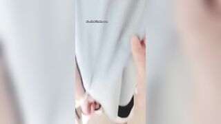 Cô giáo dụ học sinh nam vào trong nhà vệ sinh ...