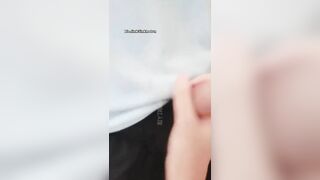 Cô giáo dụ học sinh nam vào trong nhà vệ sinh ...