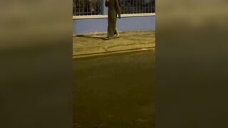 Đang đi dạo thì bị dâm nữ gạ chịch nên chịch ngay trước nhà