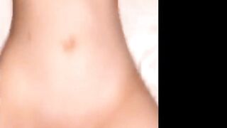 Em đang rửa chén mà anh vén váy đòi chịch