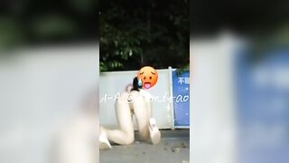 Em đang thủ dâm ngoài công viên thì bị phát hiện