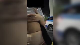 Show vú giữa đường quốc lộ bị anh taxi hỏi thăm và cái kết