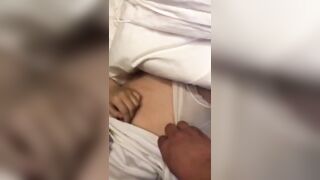 Chị Gái Say ngủ bị thằng em sờ lồn bóp vú cực nứng suýt chị dậy