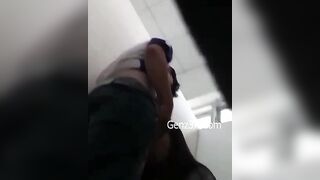 Phát Hiện Thằng Bạn Và Con Lớp Trưởng Đang Địt Nhau Ở Wc Của Trường 3