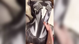Địt 2 em cosplay người nhện co giật lên đỉnh liên tục