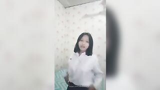 Bé con Mặt học sinh thân hình phụ huynh