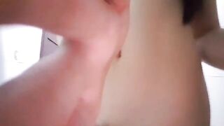 Vân Nhi 2ka10 đang móc lồn thì anh trai mở cửa vào
