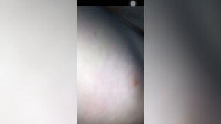 Chờ nhà ngủ hết mới dám thò tay qua cửa sổ móc bím em (2)