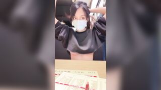 Bảo Ngọc Đang live hớ hênh lộ vú trên live