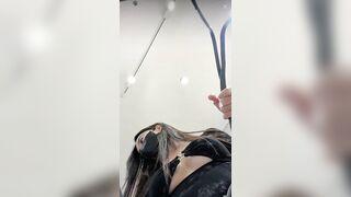 Nhét toy xong vào phòng thay đồ thủ dâm bắn đầy nước
