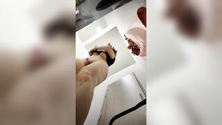 Nhét toy xong vào phòng thay đồ thủ dâm bắn đầy nước