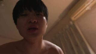 Bố đi công tác, con trai ở nhà địt mẹ thay bố