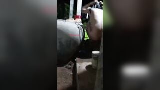 Quay lén Máy bay bà già tắm