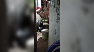 Quay lén Máy bay bà già tắm