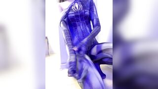 Cosplay em người nhện thủ dâm không kịp thở rùng mình