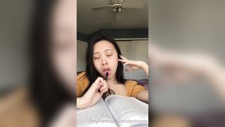 Em học sinh nghịch cây bút bi khi đang học bài