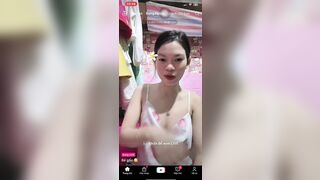 Bé Gấu lộ núm trên live