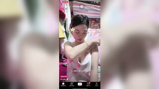 Bé Gấu lộ núm trên live