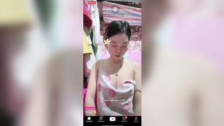 Bé Gấu lộ núm trên live