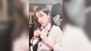 Em girl trắng xinh bú cu trên xe với quả ngực khủng